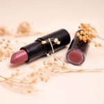 رژ لب دست‌ساز گیاهی - رنگ بنفش کالباسی |رژ لب دست‌ساز گیاهی تکین |رژ لب گیاهی تکین بیوتی | محصولات ارگانیک تکین | رژ لب رنگ بنفش کالباسی