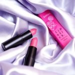 رژ لب دست‌ساز گیاهی - رنگ قرمز صورتی | رژ لب دست‌ساز گیاهی تکین بیوتی | رژلب گیاهی قرمز صورتی| رژ لب دست‌ساز گیاهی | رژلب گیاهی رنگ قرمز صورتی تکین