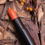 رژ لب دست‌ساز گیاهی - رنگ هلویی شکوفه‌ای |رژ لب دست‌ساز گیاهی تکین |رژ لب گیاهی تکین بیوتی | محصولات ارگانیک تکین بیوتی | رژ لب رنگ هلویی شکوفه‌ای